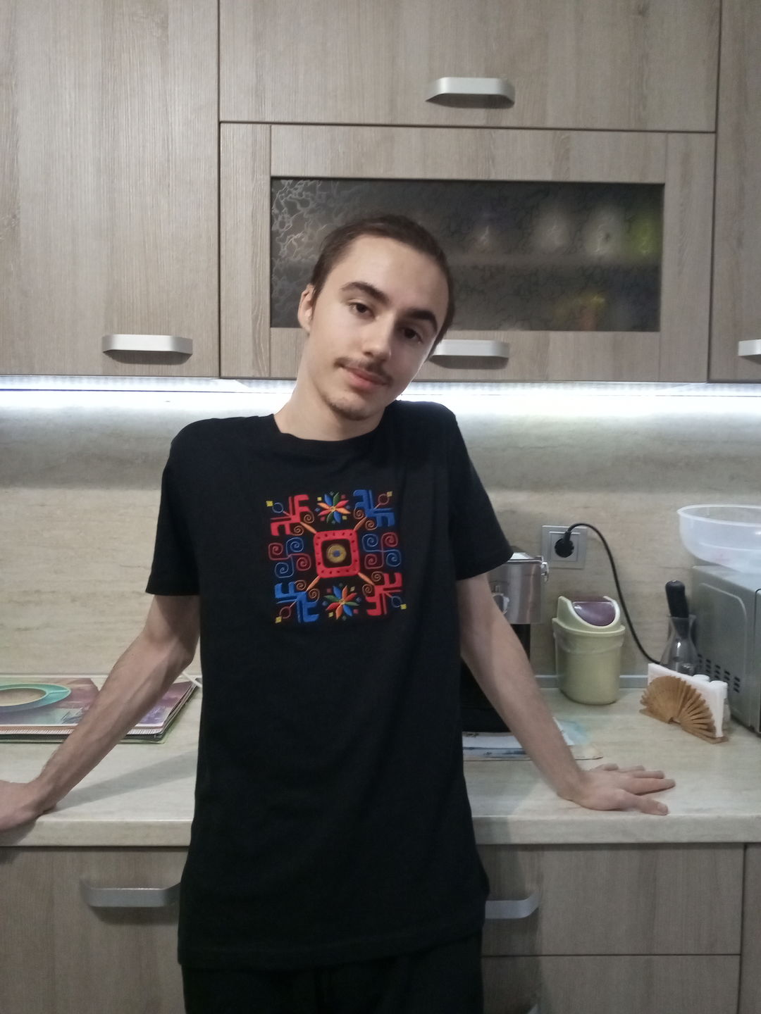 Customer photo review of Тениска бродирана с шевица "Посоки"