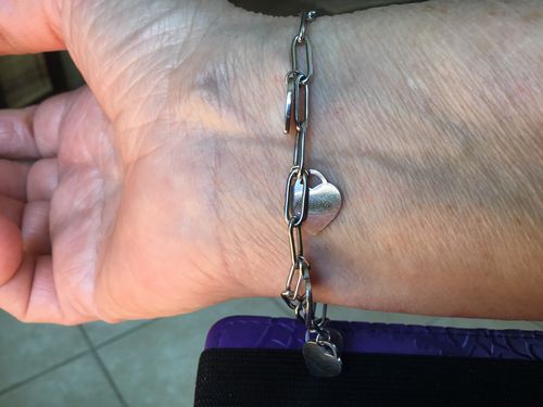 Customer photo review of Bracelet LOANYA avec pendentifs cœur personnalisés