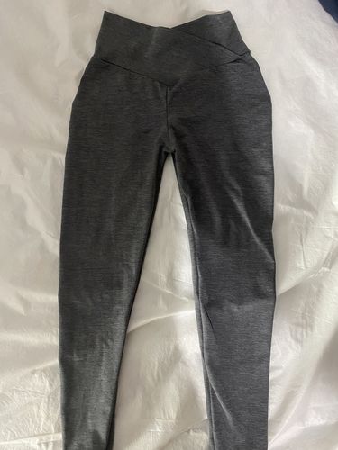 Customer photo review of Grey V-Waist Scrunch Butt Leggings