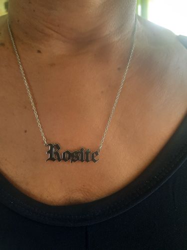Customer photo review of Collier vieil anglais à prénom personnalisable en acier chirurgical