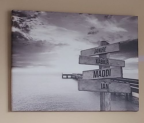 Customer photo review of Lienzo Muelle de Madera con Nombres Personalizados