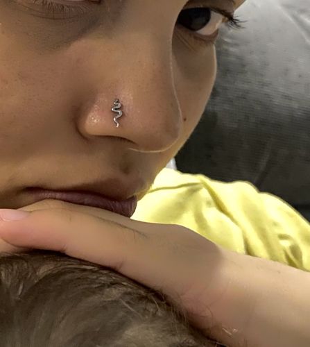 Customer photo review of Le piercing au nez Safia - serpent