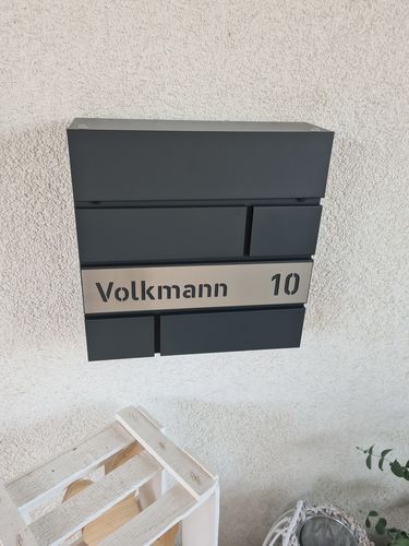 Customer photo review of AlbersDesign Briefkasten B2 anthrazit (RAL7016) personalisiert mit Edelstahlschild