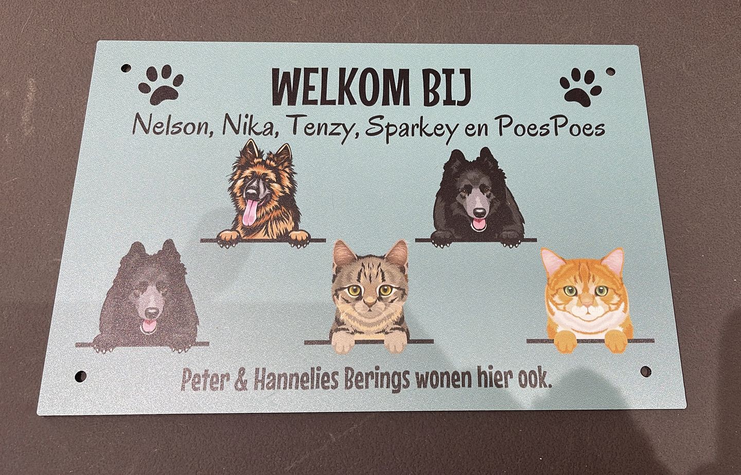 Customer photo review of Spionerende huisdieren- Gepersonaliseerde deurbord
