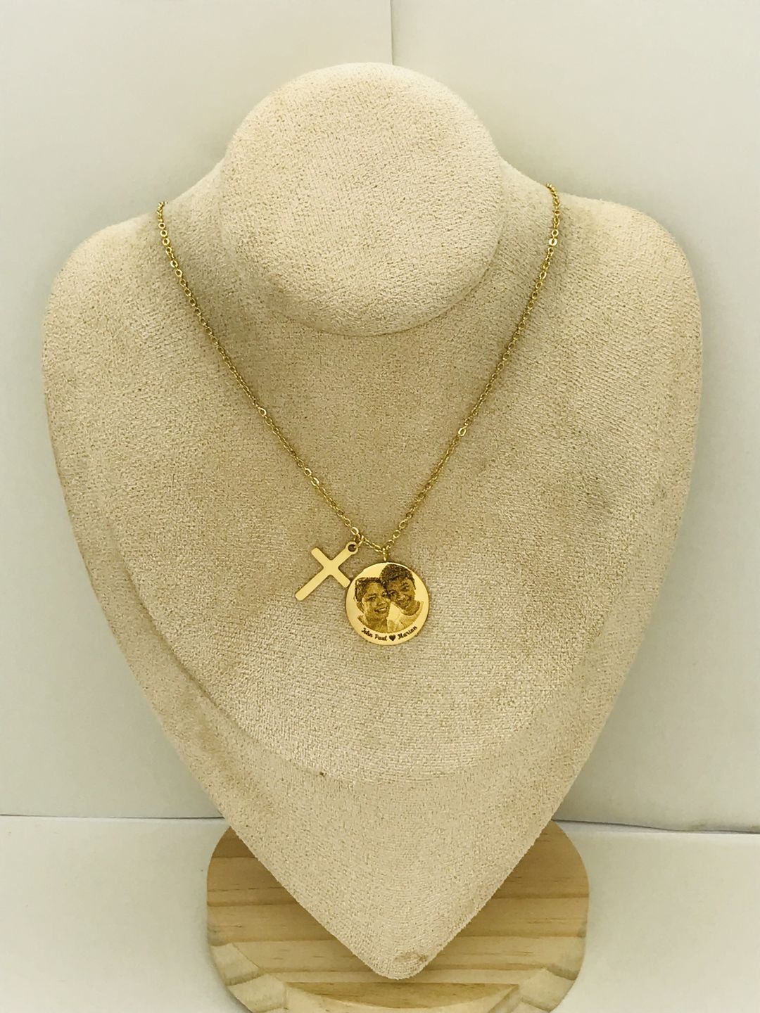 Customer video review of Printave™ Personalized Horizontal Bar Necklace
