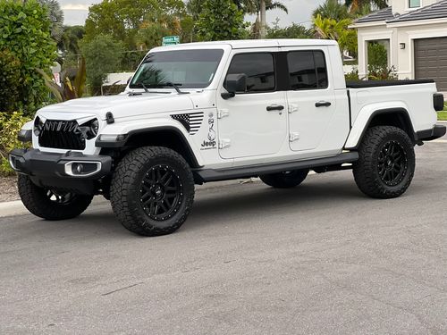 Customer photo review of Shark Grille - White & Black for 18-21 Jeep Wrangler JL & Gladiator JT