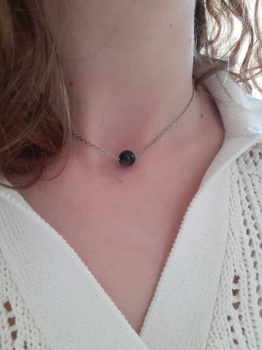 Customer photo review of Collier à perle d'obsidienne argentée et sa chaîne en acier chirurgical