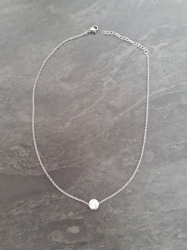 Customer photo review of Collier à perle d'howlite et sa chaîne en acier chirurgical