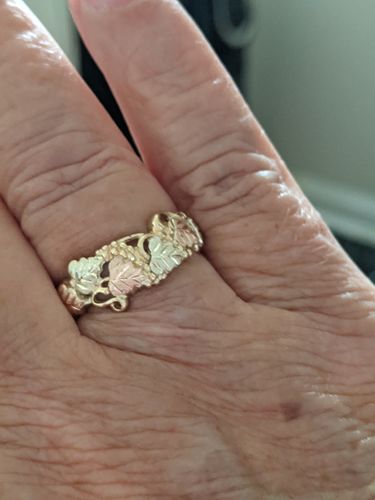 Customer photo review of Beautiful Grapes Black Hills Gold Ring
