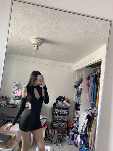 Customer photo review of SOLADO Cut Out Cold Shoulder Mini Dress With Oversleeve