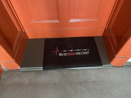 Customer photo review of SPASSKULTUR FUSSMATTE •  WO IST DEINE ROTE LINIE