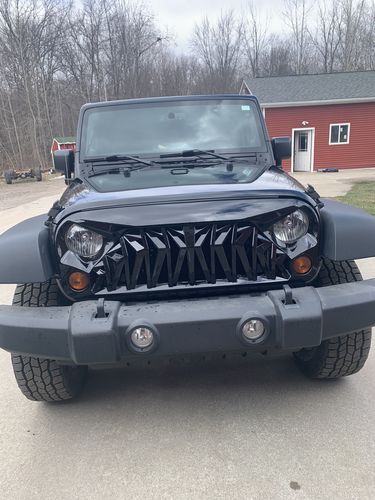 Customer photo review of Shark Grille - Glossy Black for 07-18 Wrangler JK/ JKU