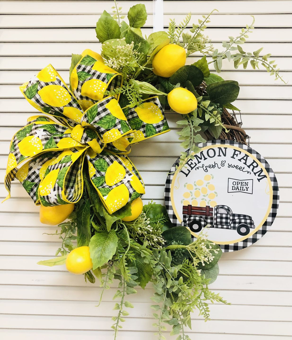 Customer photo review of 14" Round Grapevine Wreath - DECOE-034