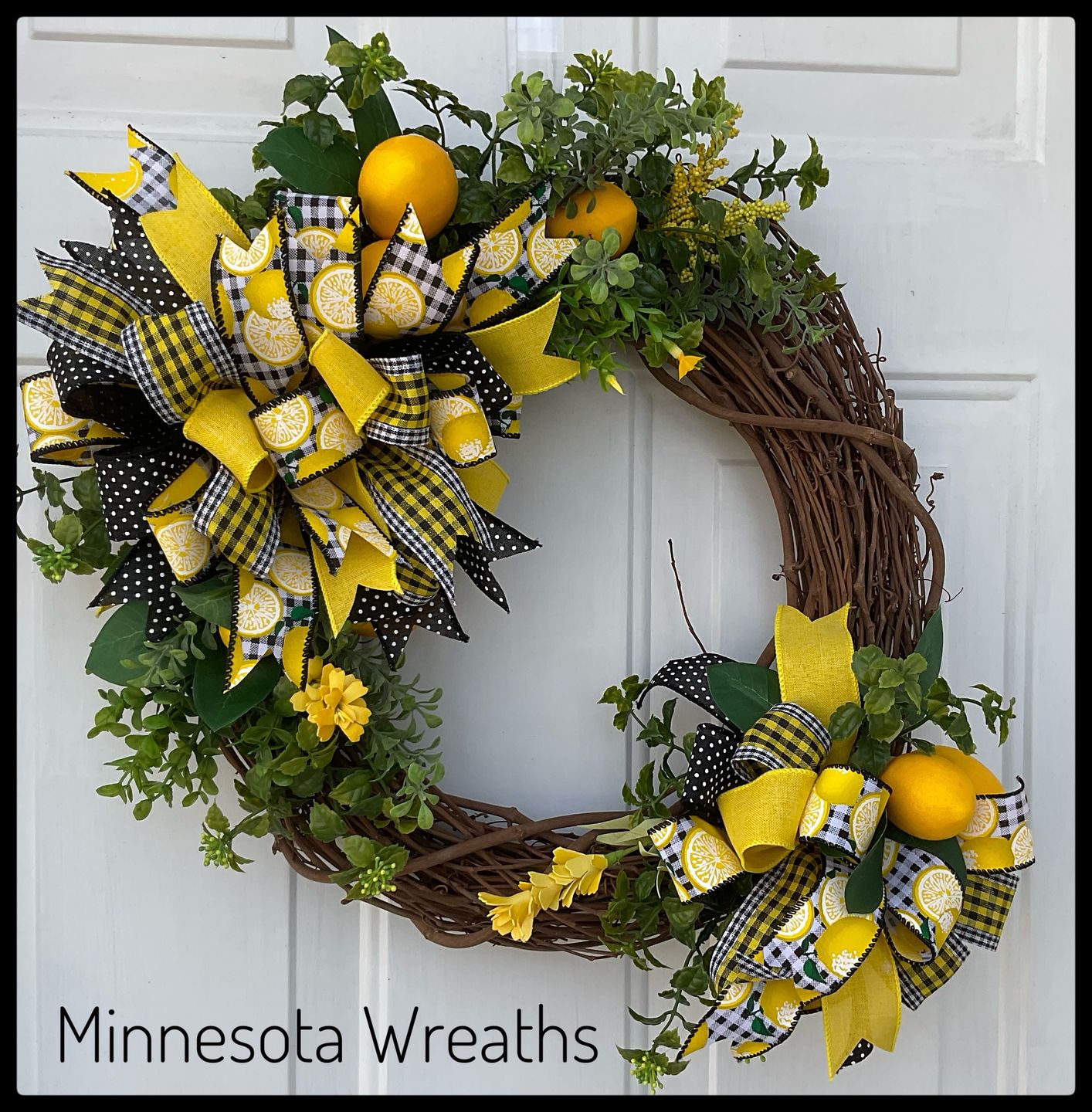 Customer photo review of 16" Round Grapevine Wreath - DECOE-035