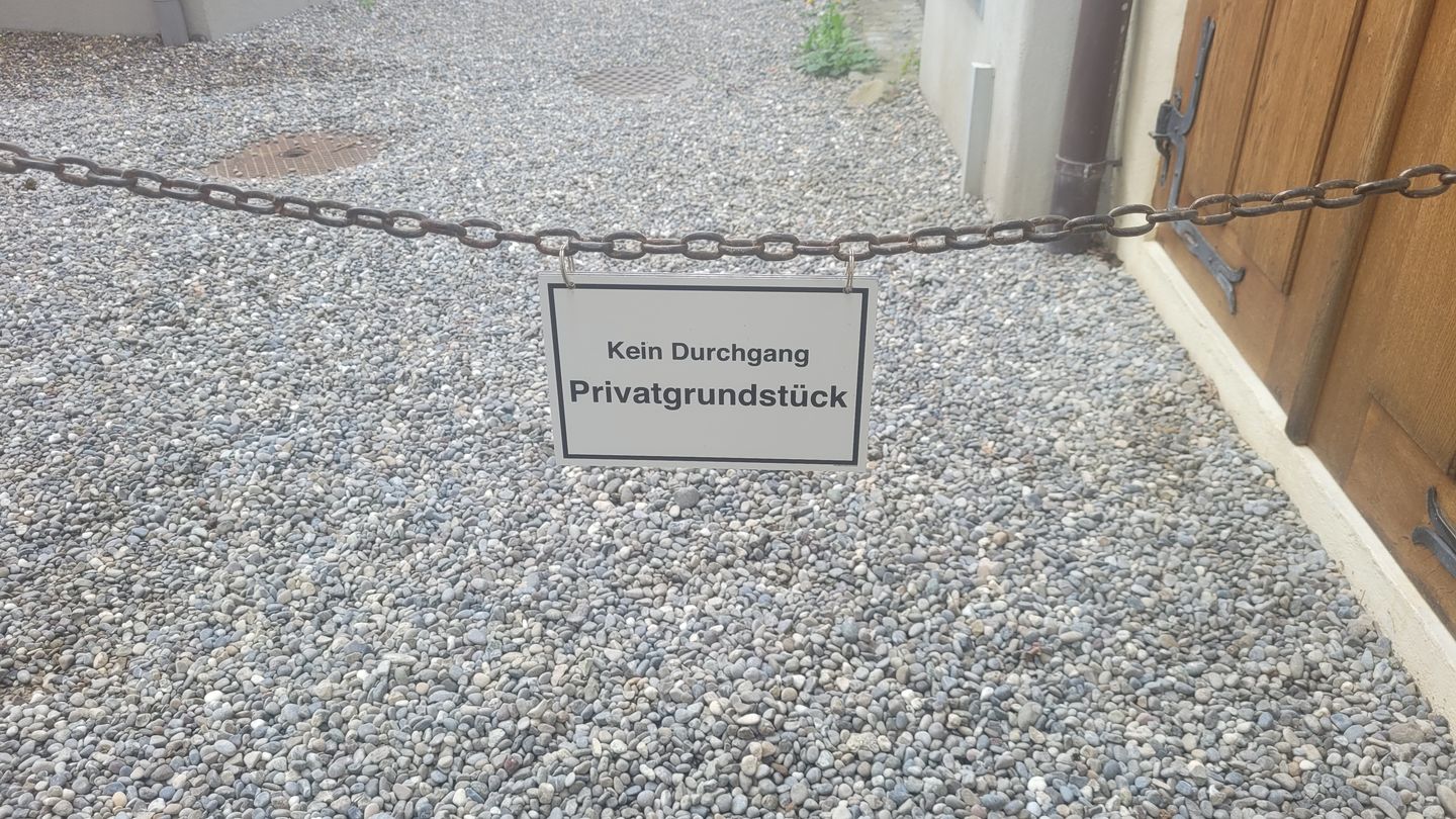 Customer photo review of Kein Durchgang Privatgrundstück Schild oder Aufkleber aus Alu-Verbund oder Selbstklebefolie mit UV-Schutz