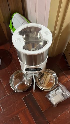 Customer photo review of Smart APP Pet Feeder Cat And Dog Food Dispenser Stainless Steel  Bowl Medium-Sized Cats And Dogs With Recording Timing Feeding