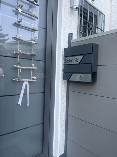 Customer photo review of AlbersDesign Briefkasten B1 anthrazit (RAL7016) personalisiert mit Edelstahl-Schildern