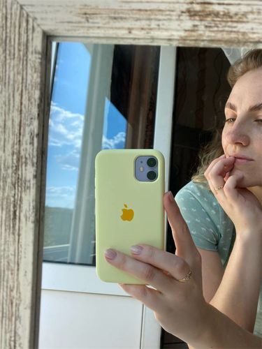 Customer photo review of iPhone Silicone Case (Creamy Yellow)