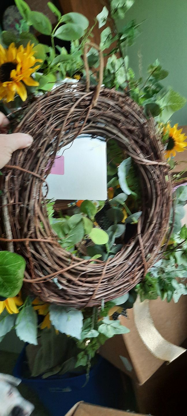 Customer photo review of 14" Round Grapevine Wreath - DECOE-034