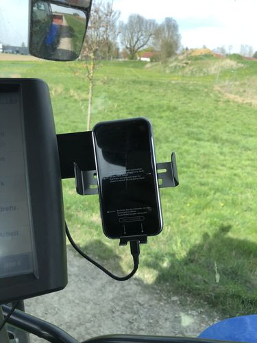 Customer photo review of Gadgetme Handyhalterung mit Wireless Ladefunktion passend für Case, New Holland, Steyr 15W Fast Wireless