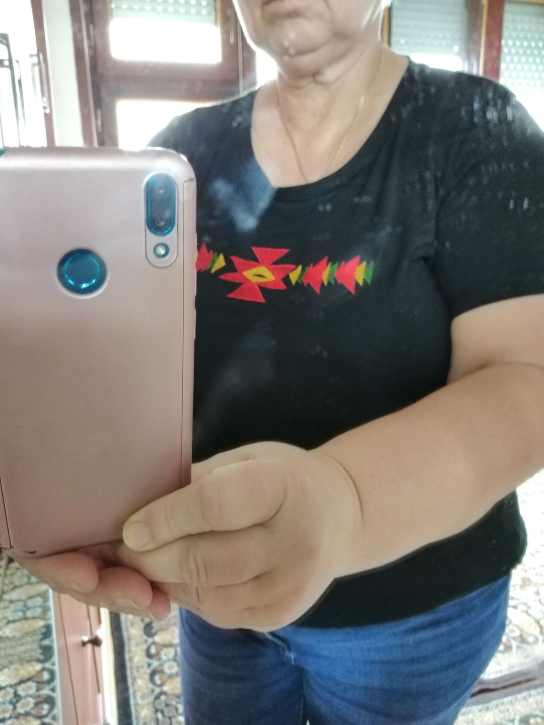 Customer photo review of Дамска вталена тениска бродирана с шевица "Канатица"