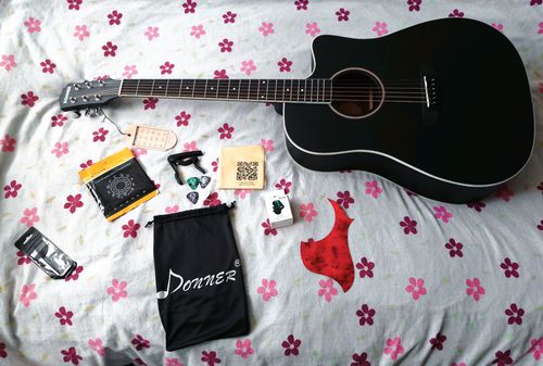 Customer photo review of Donner DAD-160CD Cutaway 41-Inch Full-Size Acoustic Guitar Beginner Kit, Right  Handed, Black