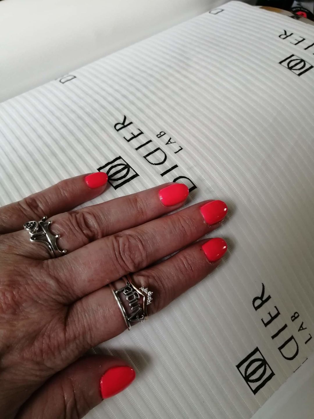 Customer photo review of Semilac 568 Neon Ruby UV Gel 7ml