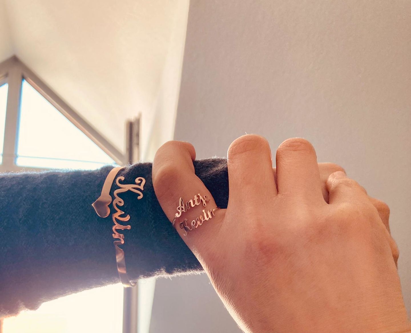 Customer photo review of LOANYA Armreif mit personalisiertem Namen