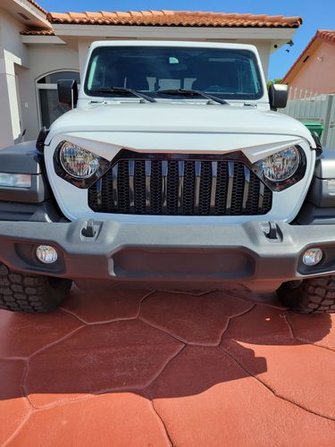 Customer photo review of Gladiator Vader Grille w/ Mesh - Black & White for 18-21 Jeep Wrangler JL & Gladiator JT