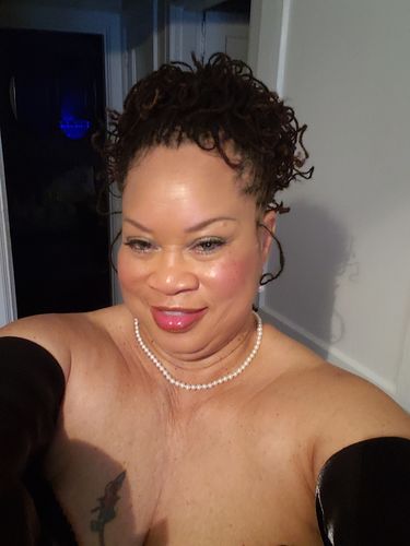 Customer photo review of Hair Growth Serum | 4 oz Blueberry (Oil Spillage on Label)- FINAL SALE