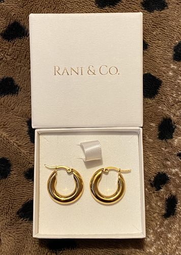 Customer photo review of Chunky Gold Hoop Earrings