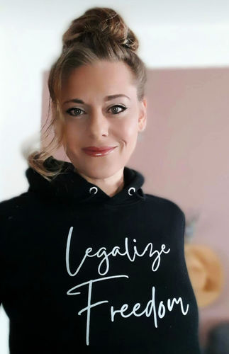 Customer photo review of DEZENTE REBELLEN ORGANIC HOODIE MÄDELS • LEGALIZE FREEDOM