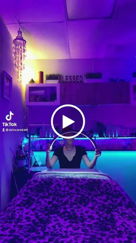 Customer video review of CosmoGlo Original Light Bundle + Phone Clip