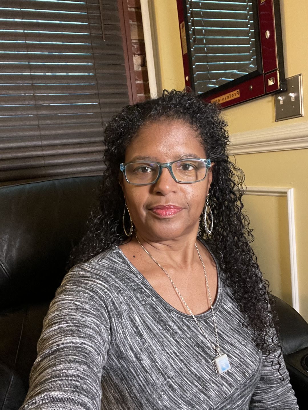 Customer photo review of Hair Growth Serum for Curly Hair with Organic Jojoba Oil for Moisturizing and Lavender Fragrance