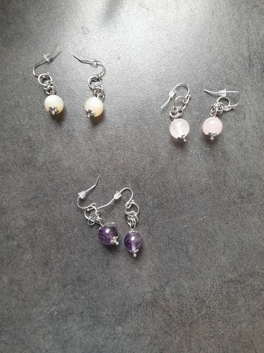 Customer photo review of BOUCLES PENDANTE FLEURS PIERRES NATURELLES