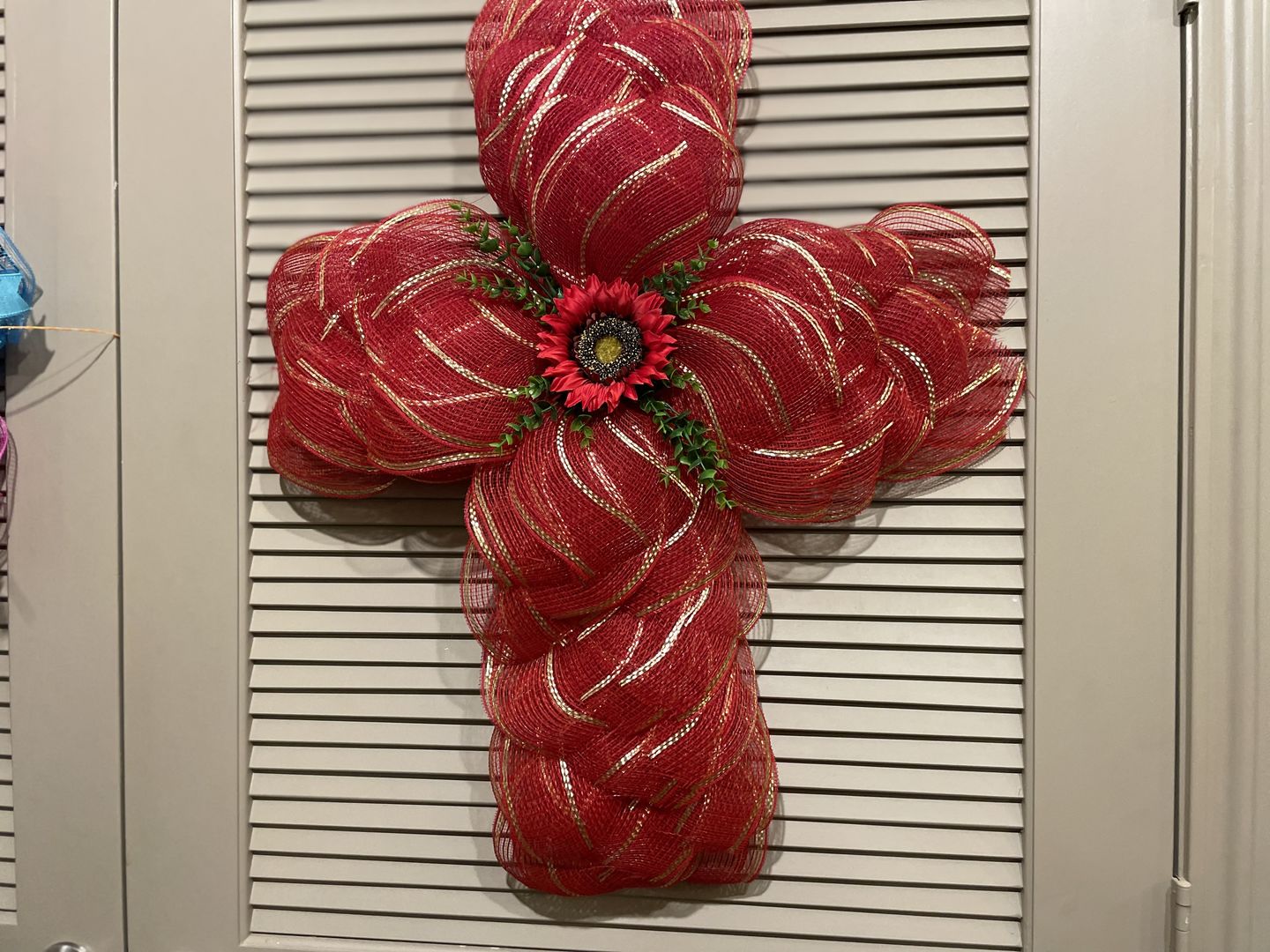 Customer photo review of 10.5"X10Yd Poly/Jute/Metallic Mesh Red/Matte Gold RY832939