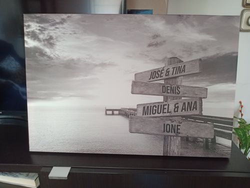 Customer photo review of Lienzo Muelle de Madera con Nombres Personalizados