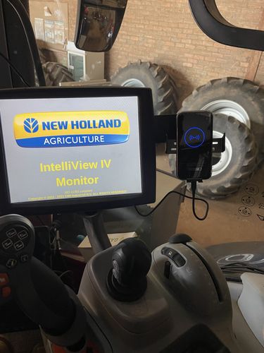 Customer photo review of Gadgetme Handyhalterung mit Wireless Ladefunktion passend für Case, New Holland, Steyr 15W Fast Wireless