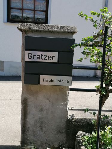 Customer photo review of AlbersDesign Briefkasten B4 anthrazit (RAL7016) personalisiert mit Edelstahl-Schildern