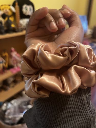 Customer photo review of Set of 2 Anti-Breakage Luxurious Silk Scrunchies