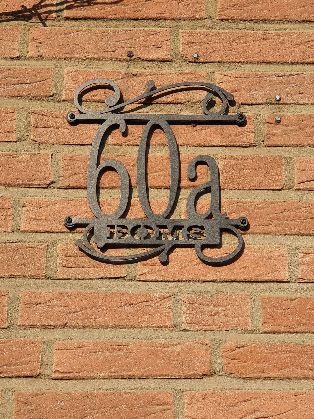 Customer photo review of Hausnummer Türschild mit Ornament und Familiennamen aus edlem Stahl