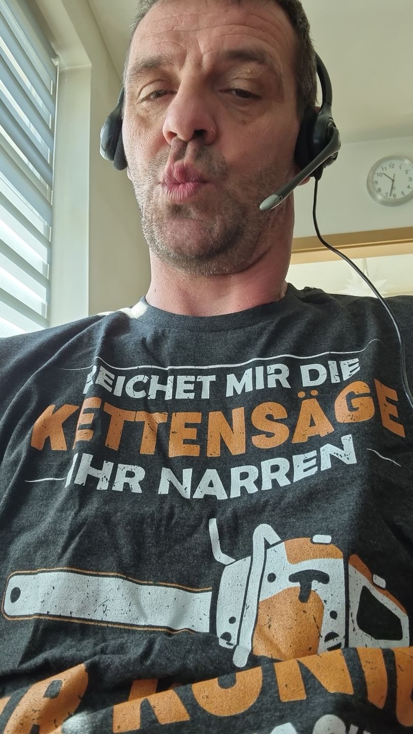 Customer photo review of Reichet mir die Kettensäge  - Herren Premium Organic Shirt