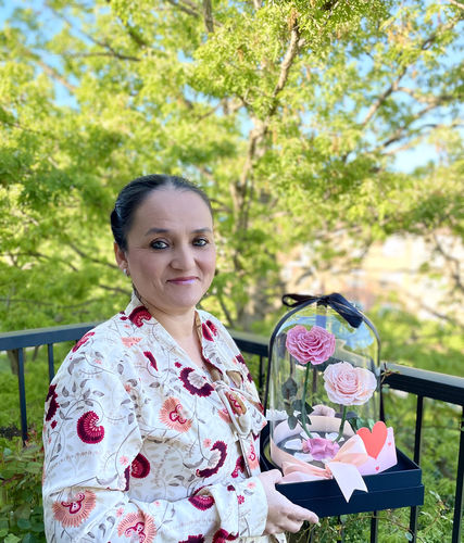 Customer photo review of MOTHER AND CHILD XL HEART SHAPED PRESERVED ROSES IN GLASS DOME WITH DOUBLE HEARTS LOVE NECKLACE