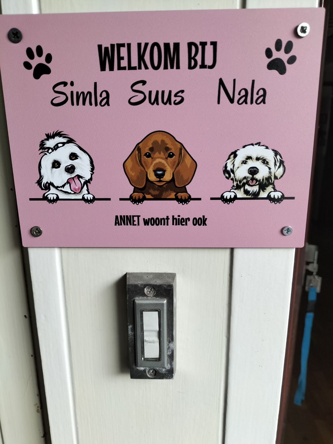 Customer photo review of Spionerende huisdieren- Gepersonaliseerde deurbord