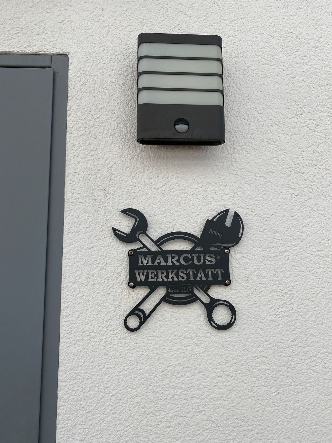 Customer photo review of "Werkstattschild - Maulschlüssel" aus edlem Stahl (personalisierbar)