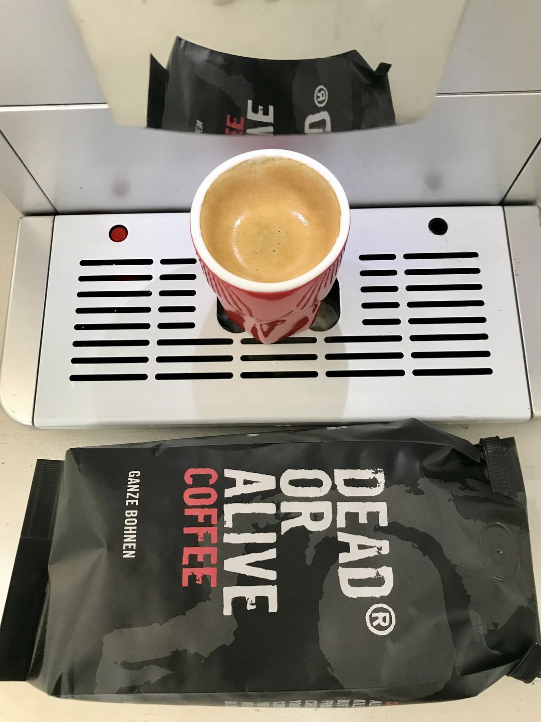 Customer photo review of DEAD OR ALIVE COFFEE Original – Kaffeebohnen, Medium-Dark Röstung, für Espresso & Filter, säurearm