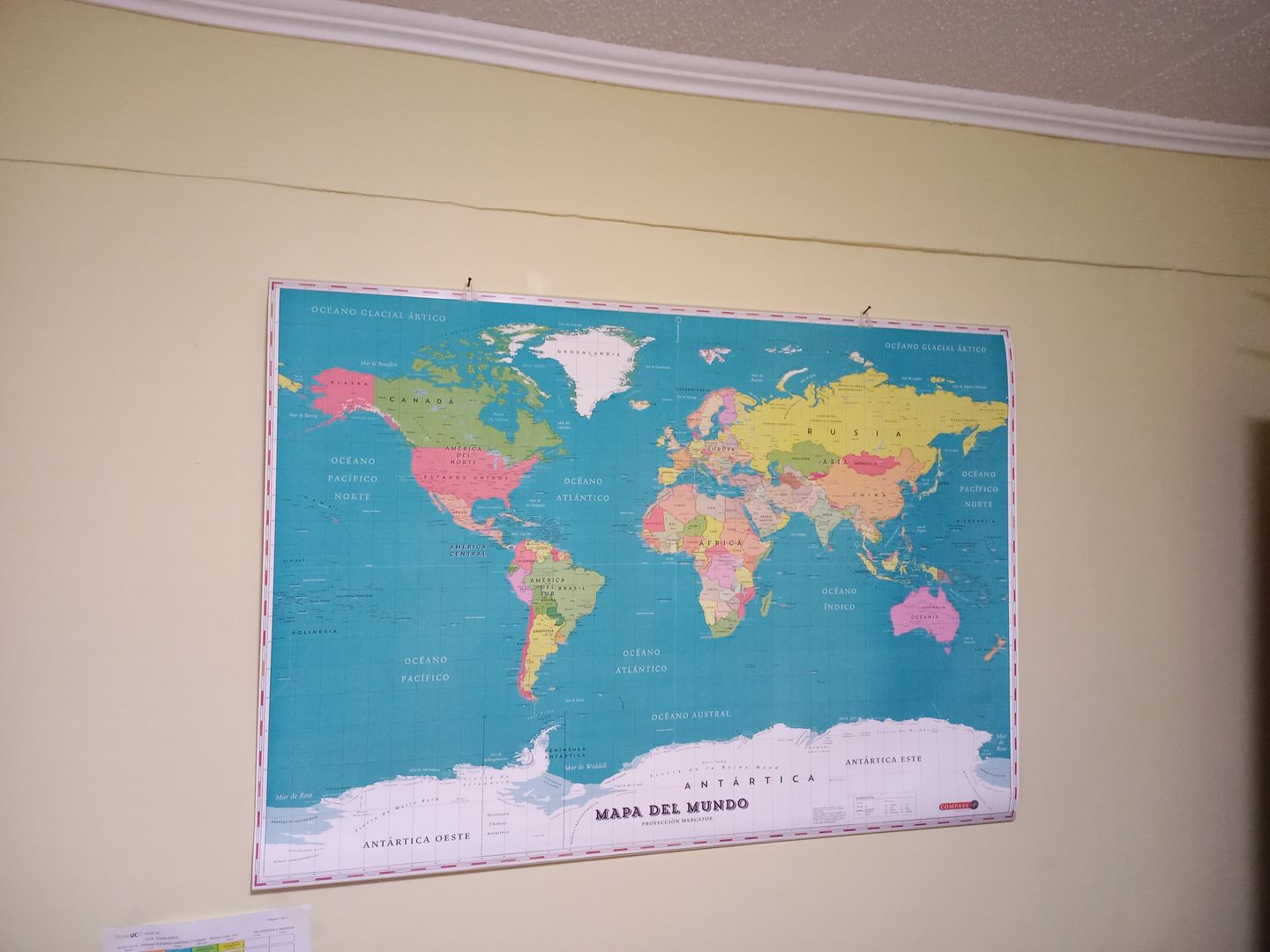 Customer photo review of Mapa del Mundo Político y Geográfico 2022 - Lámina