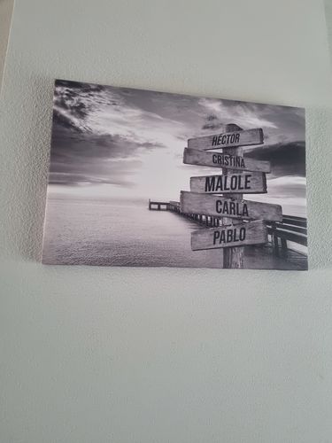Customer photo review of Lienzo Muelle de Madera con Nombres Personalizados
