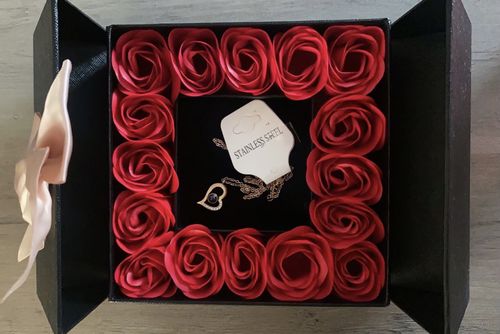 Customer photo review of 16 Mini Roses Jewelry Box with Love Necklace Set