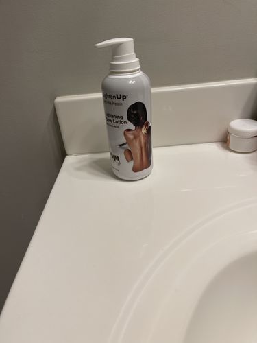 Customer photo review of Omic Lightenup Lactic Acid Active Brightening Lotion - 400ml / 13.5 Oz